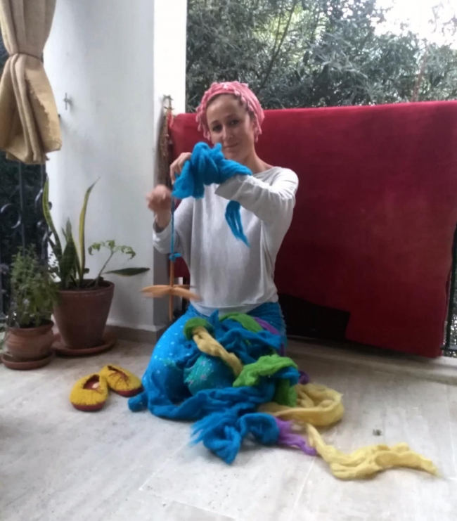 Keçeden pabuç yapıp, dünyaya satıyor